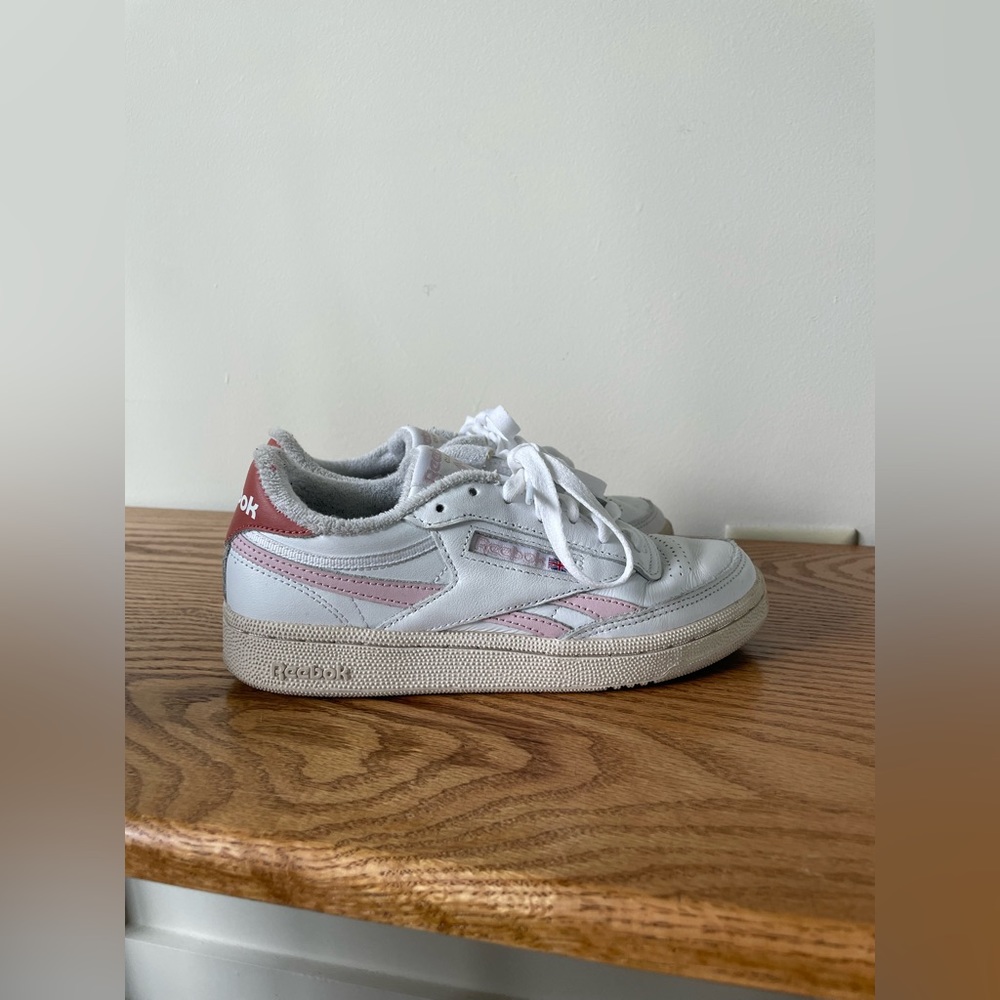 Pink reeboks